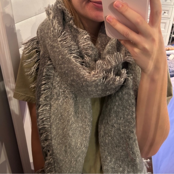 Denver Hayes Scarf - Picture 4 of 6